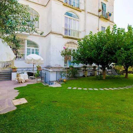 Relais Palazzo Cacace 招待所 3*